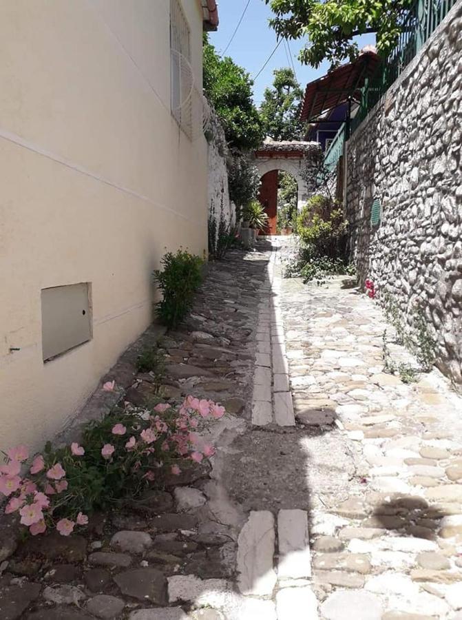 Guesthouse Hlias Gloria Berat Bagian luar foto