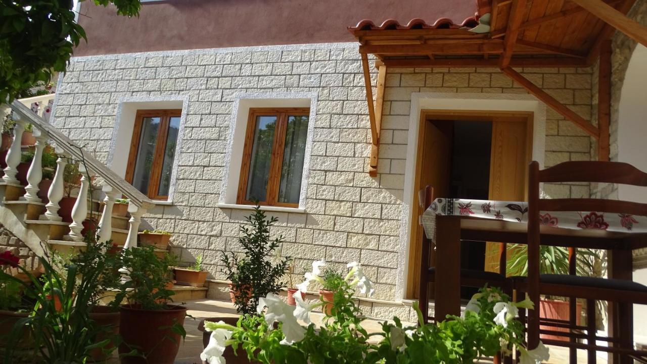 Guesthouse Hlias Gloria Berat Bagian luar foto