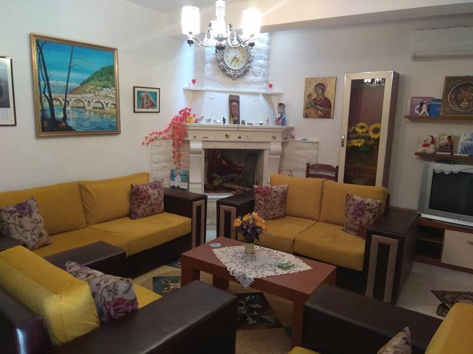 Guesthouse Hlias Gloria Berat Bagian luar foto