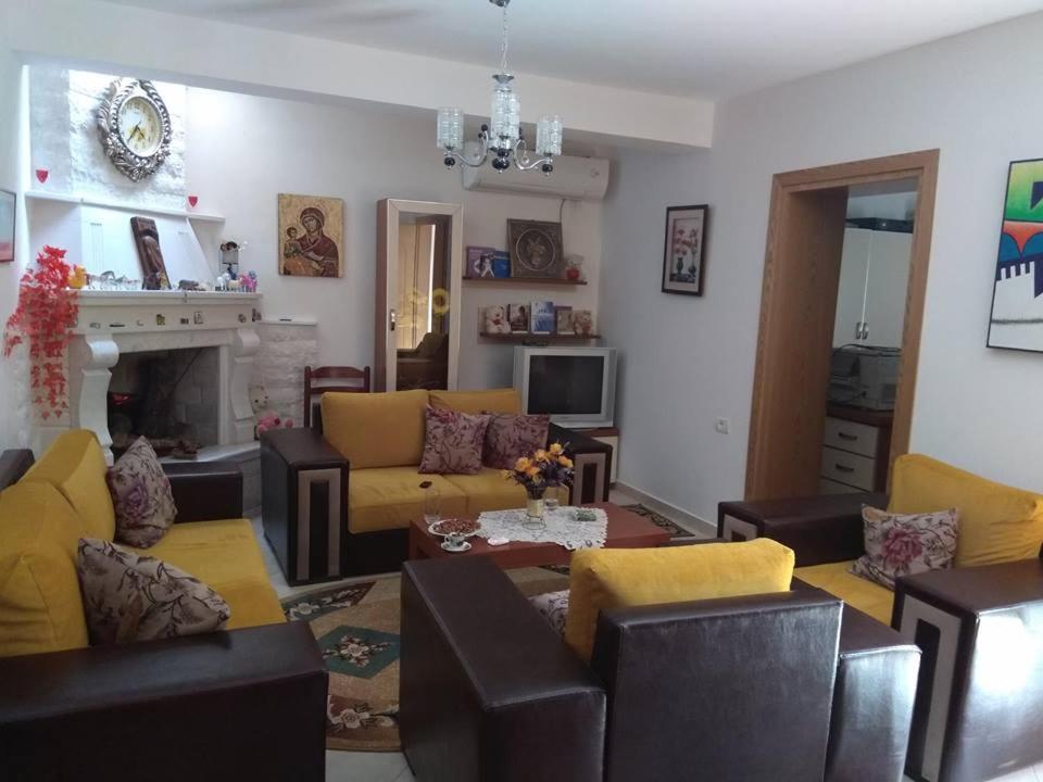 Guesthouse Hlias Gloria Berat Bagian luar foto