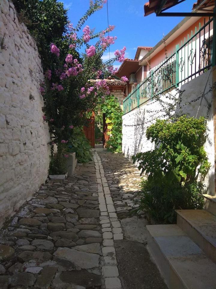 Guesthouse Hlias Gloria Berat Bagian luar foto