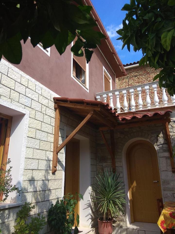 Guesthouse Hlias Gloria Berat Bagian luar foto