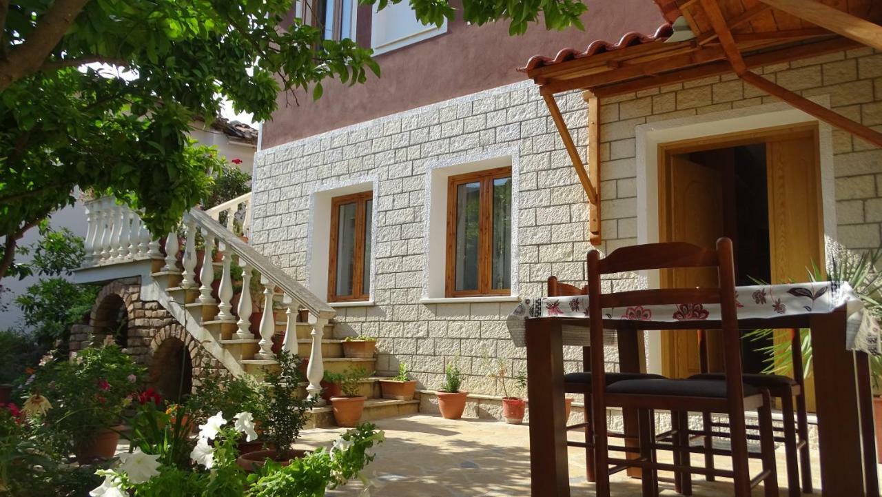 Guesthouse Hlias Gloria Berat Bagian luar foto
